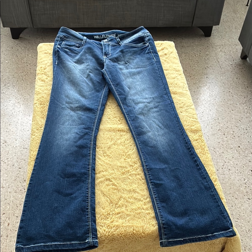 Wallflower Women's Flare Jeans in Classic Blue